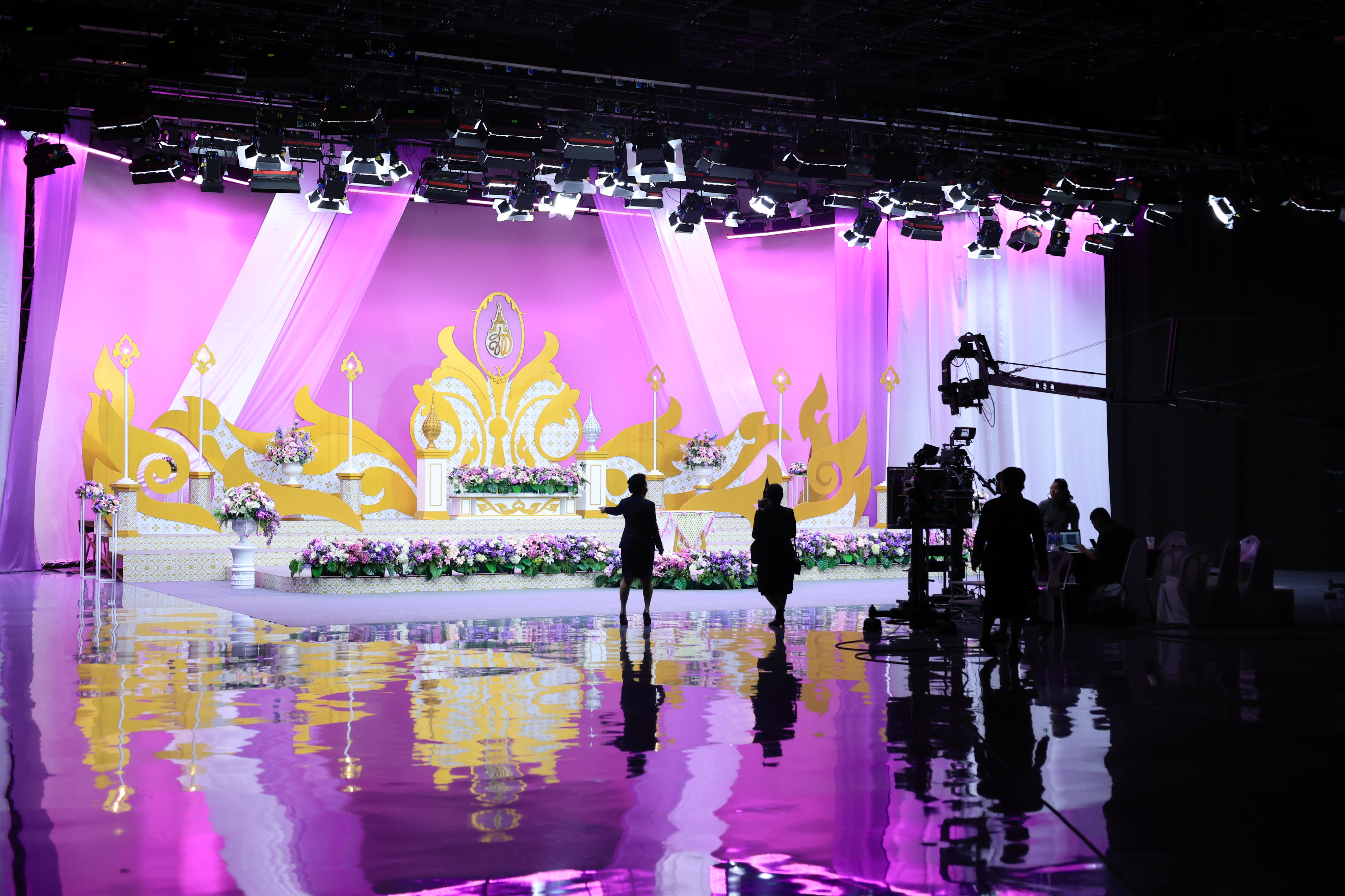 title - คณะผู้บริหาร ส.ป.ก. บันทึกเทปถวายพระพรชัยมงคล สมเด็จพระนางเจ้าสุทิดา พัชรสุธาพิมลลักษณ พระบรมราชินี เนื่องในโอกาสวันเฉลิมพระชนมพรรษา 48 พรรษา